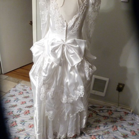 ✨ Majestic & Beautiful Bridal Gown | Adjustable Length | Size 8–10 ✨ - Picture 2 of 15